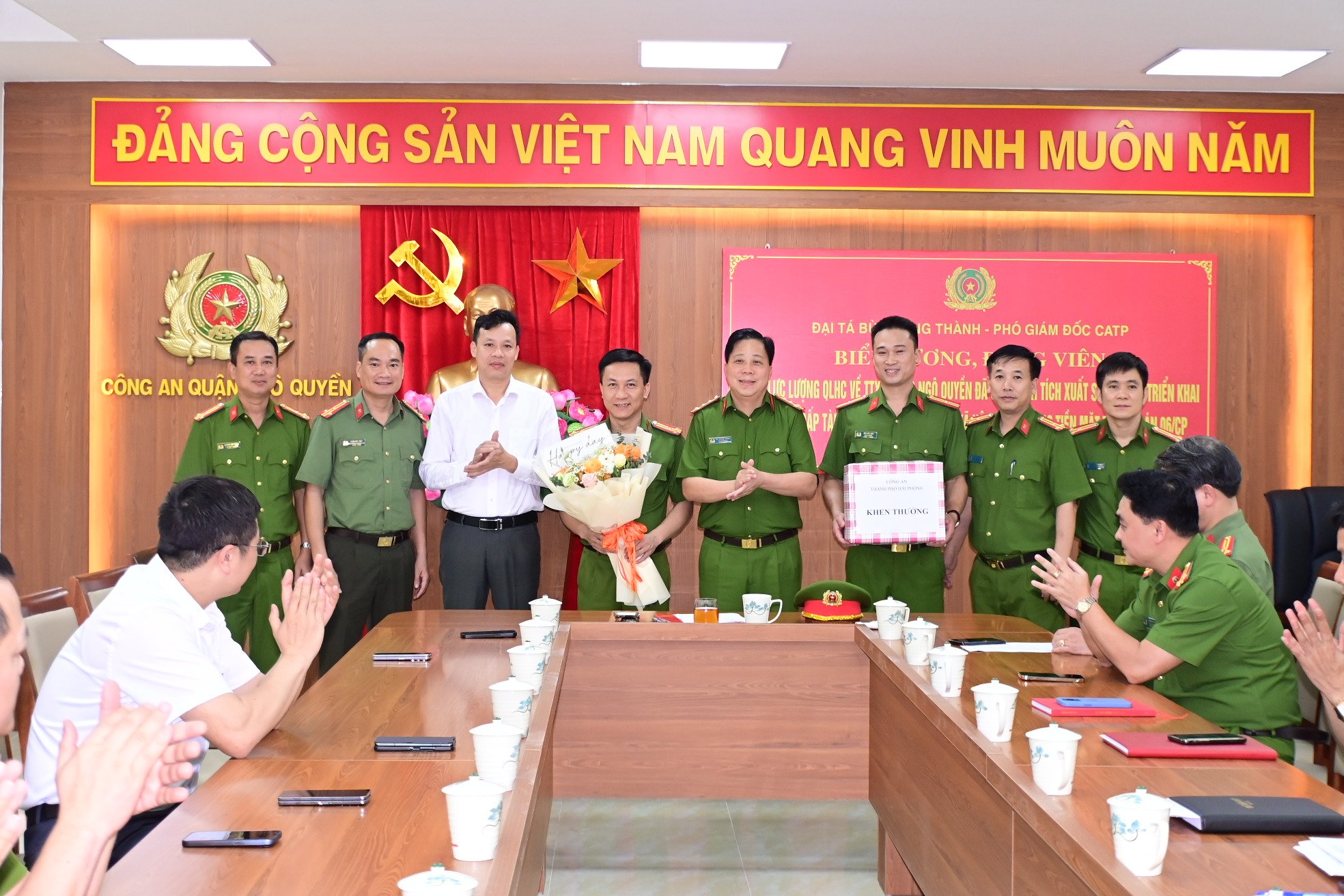Phó Giám đốc CATP biểu dương Công an quận Ngô Quyền vì có thành tích xuất sắc trong công tác chi trả an sinh xã hội không dùng tiền mặt